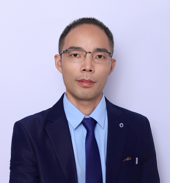 四十岁左右中年男性律师头像，穿深色西装，白色衬衫，蓝色背景，表情严肃专业，明亮自然光