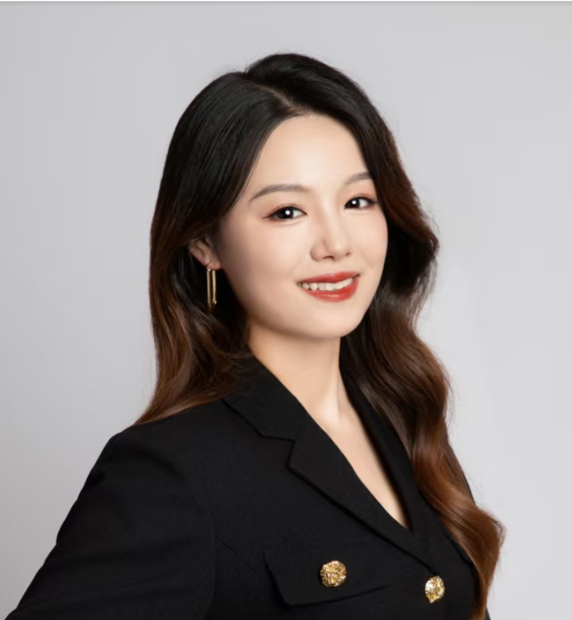 三十五岁左右女性律师头像，穿职业套装，黑色短发，专业眼神，白色背景，光线柔和