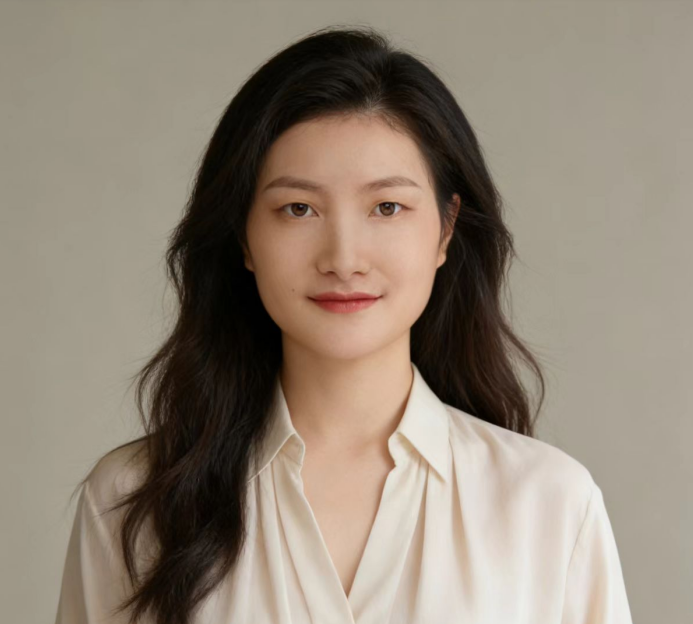 三十岁左右女性律师头像，穿浅色职业装，长发束起，专业微笑，简洁背景