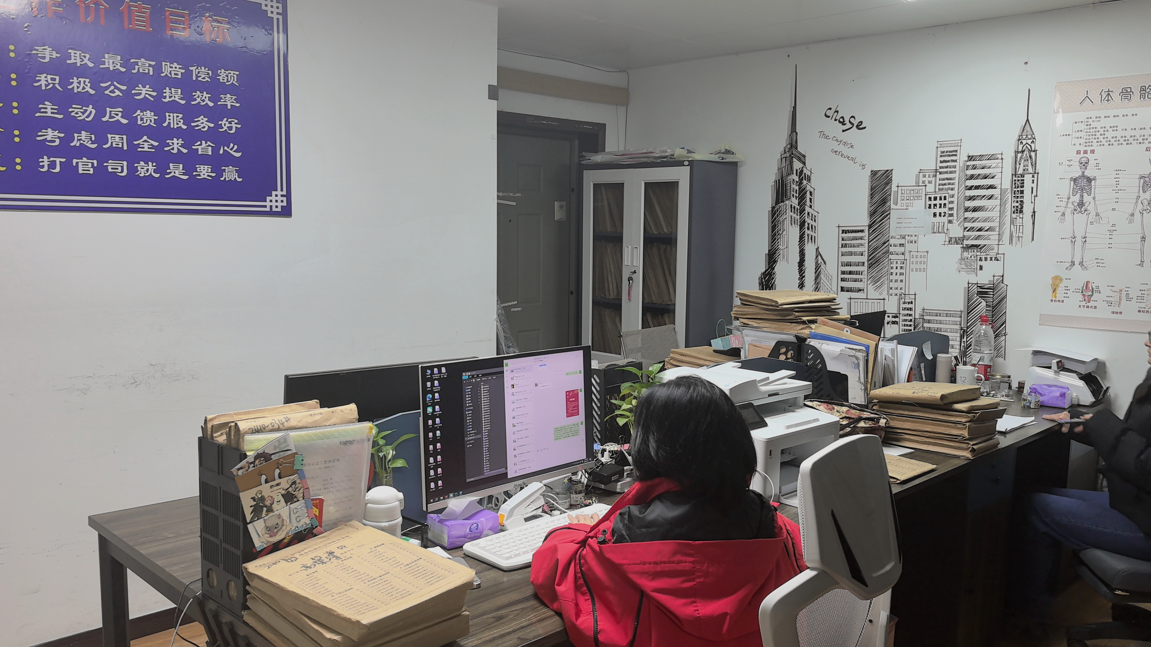 律师事务所接待区域，现代化办公家具，舒适的沙发座椅，绿植装饰，营造温馨专业的环境