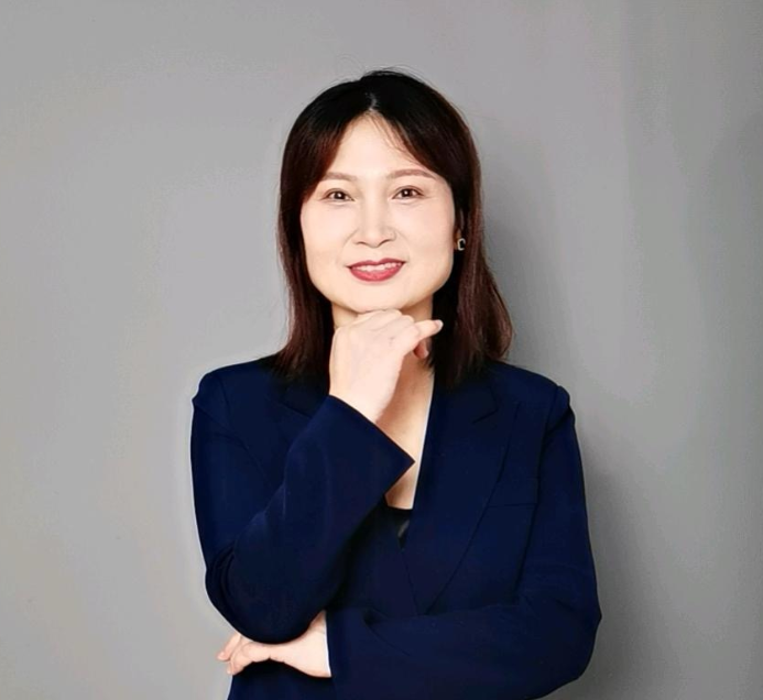 三十五岁左右女性律师头像，穿职业套装，黑色短发，专业眼神，白色背景，光线柔和